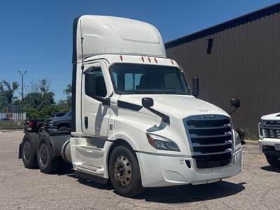 Freightliner Cascadia 126 Day Cab Truck - 455HP, 12 Speed Automatic