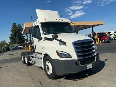 Freightliner Cascadia 126 Day Cab Truck - 455HP, 10 Speed Manual