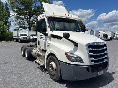 Freightliner Cascadia 126 Day Cab Truck - 435HP, 12 Speed Automatic