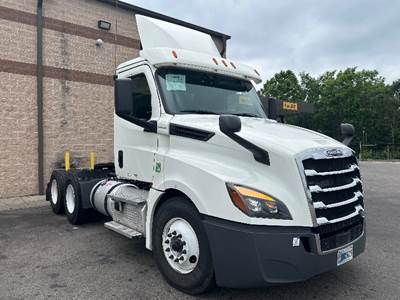 Freightliner Cascadia 126 Day Cab Truck - Cummins 400HP, 13 Speed Automatic