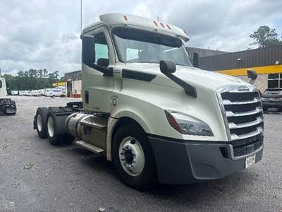 Freightliner Cascadia 126 Day Cab Truck - 435HP, 12 Speed Automatic