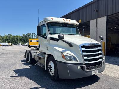Freightliner Cascadia 126 Day Cab Truck - 435HP, 12 Speed Automatic