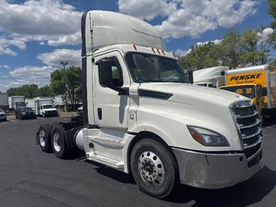 Freightliner Cascadia 126 Day Cab Truck - 455HP, 12 Speed Automatic