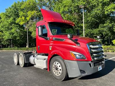 Freightliner Cascadia 126 Day Cab Truck - Cummins 400HP, 13 Speed Automatic