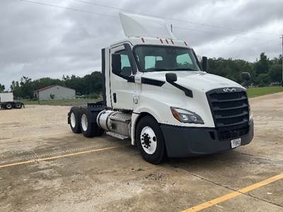 Freightliner Cascadia 126 Day Cab Truck - 435HP, 12 Speed Automatic