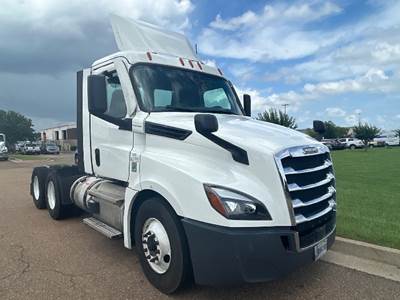 Freightliner Cascadia 126 Day Cab Truck - 435HP, 12 Speed Automatic