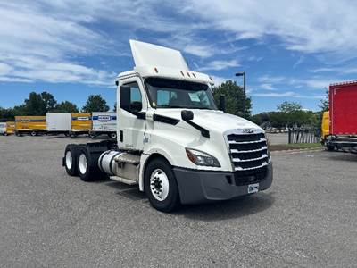 Freightliner Cascadia 126 Day Cab Truck - 435HP, 12 Speed Automatic