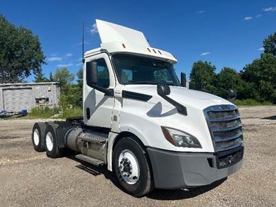 Freightliner Cascadia 126 Day Cab Truck - Cummins 400HP, 13 Speed Automatic