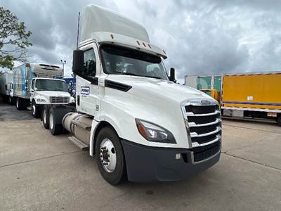 Freightliner Cascadia 126 Day Cab Truck - 450HP, 12 Speed Automatic