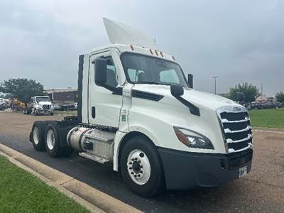 Freightliner Cascadia 126 Day Cab Truck - 435HP, 12 Speed Automatic