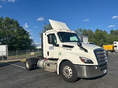 Freightliner Cascadia 126 Single Axle Day Cab Truck - 435HP, 12 Speed Automatic
