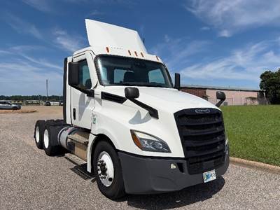 Freightliner Cascadia 126 Day Cab Truck - 455HP, 12 Speed Automatic
