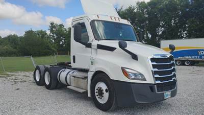 Freightliner Cascadia 126 Day Cab Truck - 455HP, 12 Speed Automatic