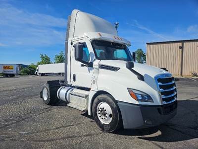 Freightliner Cascadia 126 Single Axle Day Cab Truck - 455HP, 10 Speed Manual