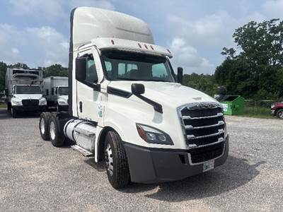 Freightliner Cascadia 126 Day Cab Truck - Cummins 450HP, 10 Speed Automatic