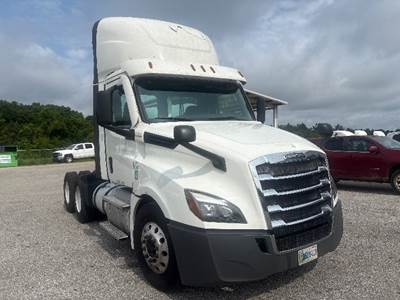 Freightliner Cascadia 126 Day Cab Truck - Cummins 450HP, 10 Speed Automatic