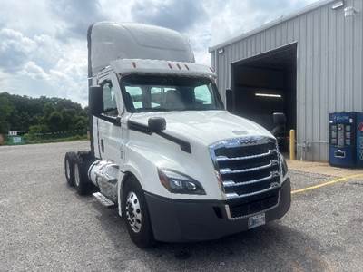 Freightliner Cascadia 126 Day Cab Truck - Cummins 450HP, 10 Speed Automatic