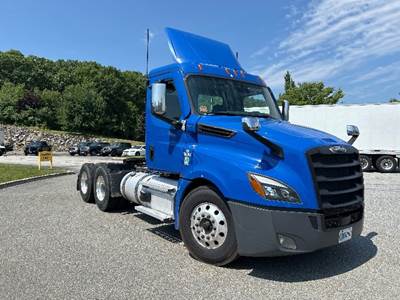 Freightliner Cascadia 126 Day Cab Truck - 435HP, 10 Speed Manual