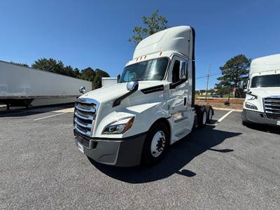Freightliner Cascadia 126 Day Cab Truck - 435HP, 12 Speed Automatic