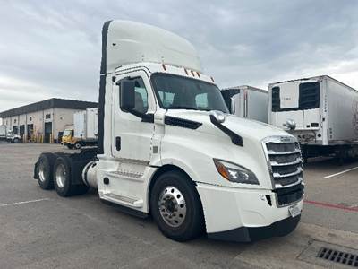 Freightliner Cascadia 126 Day Cab Truck - 455HP, 12 Speed Automatic