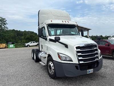 Freightliner Cascadia 126 Day Cab Truck - Cummins 450HP, 10 Speed Automatic