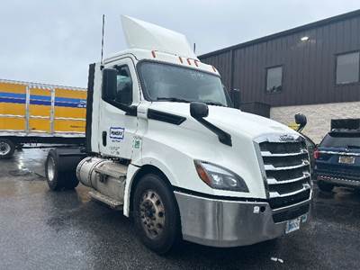 Freightliner Cascadia 126 Single Axle Day Cab Truck - 435HP, 12 Speed Automatic
