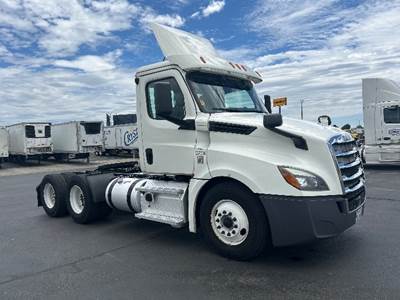 Freightliner Cascadia 126 Day Cab Truck - 435HP, 12 Speed Automatic