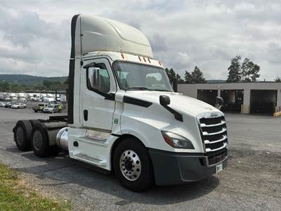 Freightliner Cascadia 126 Day Cab Truck - 455HP, 12 Speed Automatic