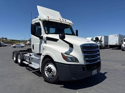 Freightliner Cascadia 126 Day Cab Truck - 455HP, 10 Speed Manual