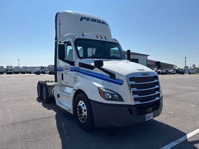 Freightliner Cascadia 126 Day Cab Truck - 455HP, 12 Speed Automatic