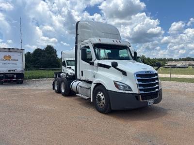 Freightliner Cascadia 126 Day Cab Truck - Cummins 450HP, 10 Speed Automatic