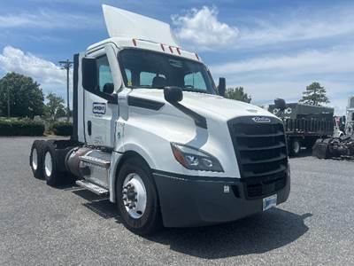 Freightliner Cascadia 126 Day Cab Truck - 435HP, 12 Speed Automatic