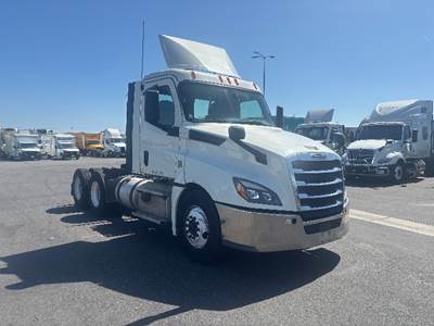 Freightliner Cascadia 126 Day Cab Truck - 450HP, 12 Speed Automatic