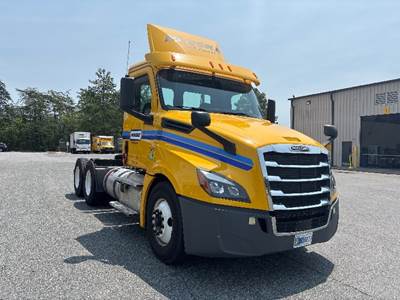 Freightliner T12664ST Day Cab Truck - 435HP, 12 Speed Automatic