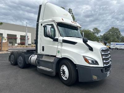 Freightliner Cascadia 126 Day Cab Truck - 455HP, 12 Speed Automatic