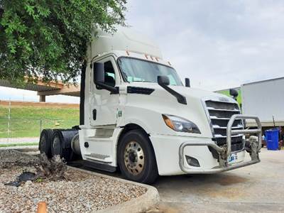 Freightliner Cascadia 126 Day Cab Truck - 455HP, 12 Speed Automatic