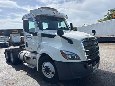 Freightliner T12664ST Day Cab Truck - 435HP, 12 Speed Automatic
