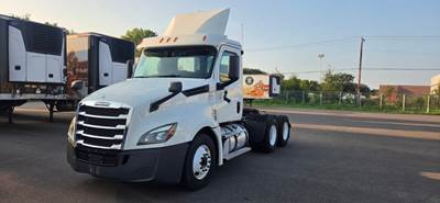 Freightliner Cascadia 126 Day Cab Truck - 425HP, 12 Speed Automatic