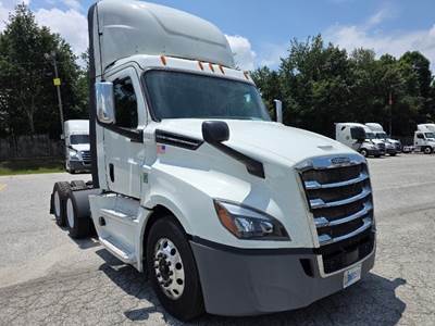 Freightliner Cascadia 126 Day Cab Truck - 435HP, 12 Speed Automatic