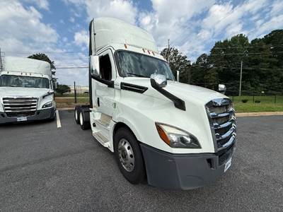 Freightliner Cascadia 126 Day Cab Truck - 435HP, 12 Speed Automatic