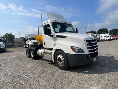 Freightliner Cascadia 126 Day Cab Truck - 435HP, 12 Speed Automatic