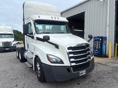 Freightliner Cascadia 126 Day Cab Truck - Cummins 450HP, 10 Speed Automatic