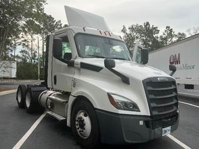 Freightliner Cascadia 126 Day Cab Truck - 435HP, 12 Speed Automatic