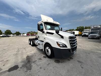 Freightliner Cascadia 126 Day Cab Truck - 435HP, 12 Speed Automatic