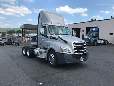 Freightliner Cascadia 126 Day Cab Truck - 505HP, 12 Speed Automatic