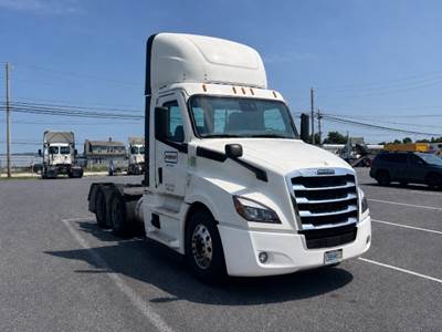 Freightliner Cascadia 126 Day Cab Truck - 435HP, 12 Speed Automatic