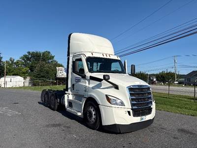 Freightliner Cascadia 126 Day Cab Truck - 450HP, 12 Speed Automatic