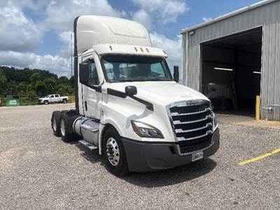 Freightliner Cascadia 126 Day Cab Truck - Cummins 450HP, 10 Speed Automatic