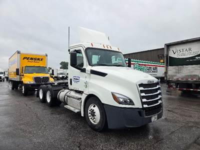 Freightliner Cascadia 126 Day Cab Truck - 435HP, 12 Speed Automatic