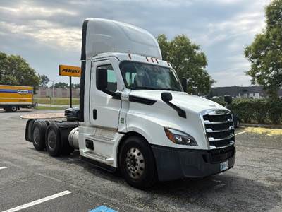 Freightliner Cascadia 126 Day Cab Truck - 435HP, 12 Speed Automatic
